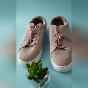 Time Tru sneakers women shoes 7.5 color nude pre owned memory foam